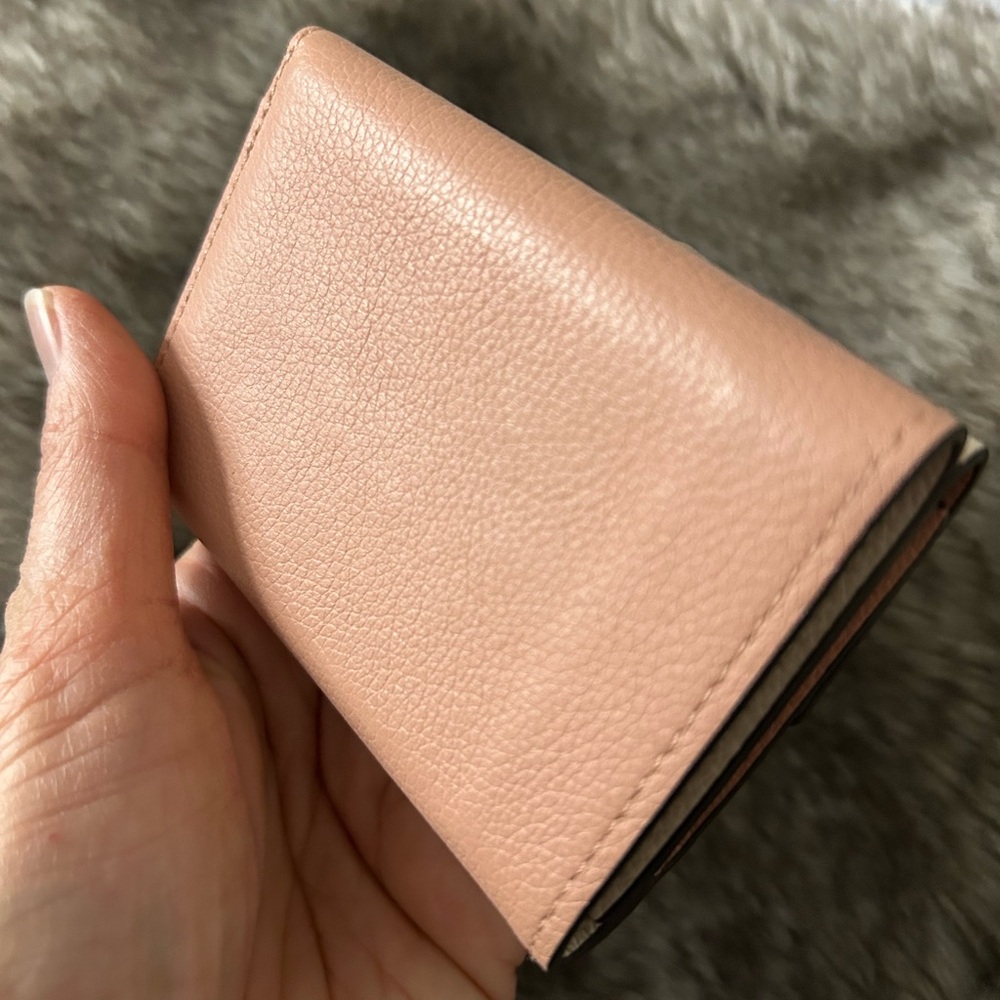 LV Lockme Gold and Cream Wallet microchip - Picture 8 of 10
